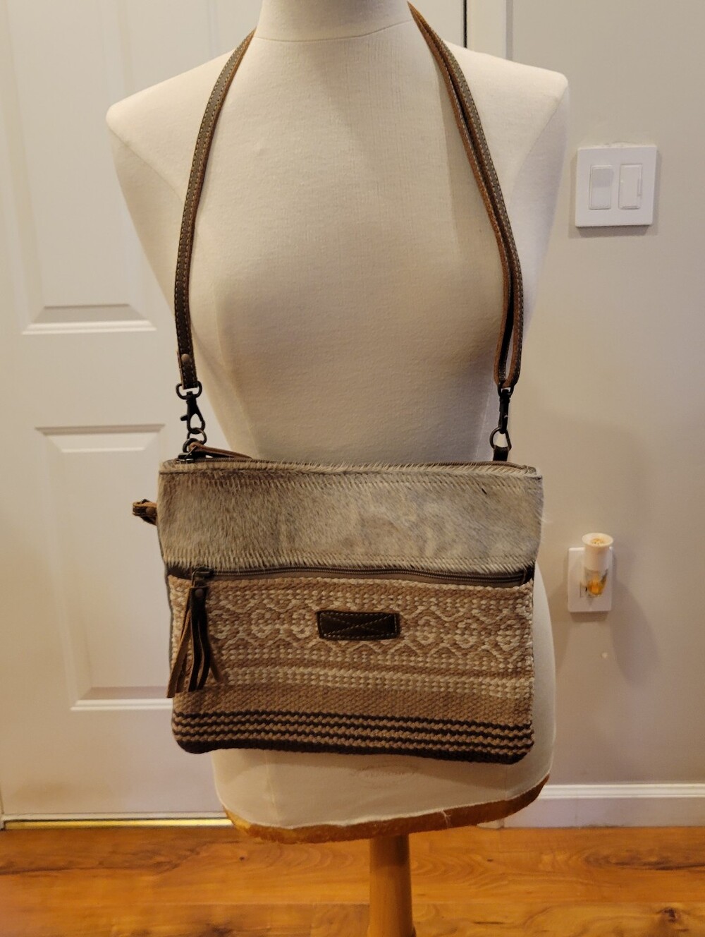 👜EUC~ WESTERN STYLE CROSSBODY BAG